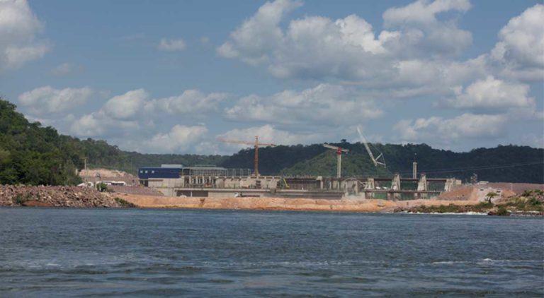 The Sao Manoel dam, currently under construction on the Teles Pires River. The Kayabi, Munduruku and Apiaká Indians, have repeatedly filed lawsuits against the four dams being built on the river, arguing that Brazil failed to consult impacted indigenous peoples regarding the projects, as required by the International Labour Organization’s Convention 169, to which Brazil is a signatory. Photo: Mauricio Torres