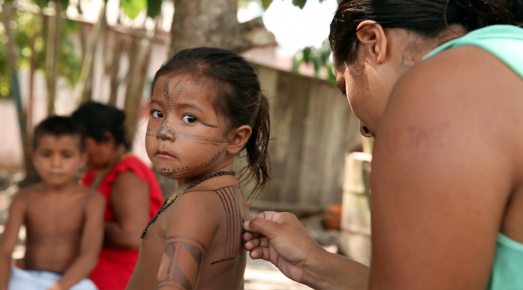 Munduruku children being painted. Modern Brazilians and other outsiders often have trouble understanding Indian rituals, which can result in serious miscommunications and misunderstandings. Photo: Thais Borges