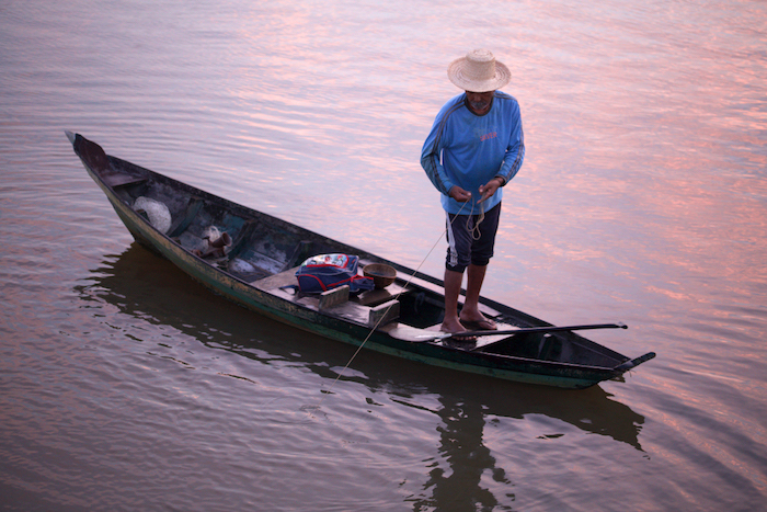 Early morning fishing on the Teles Pires River. River communities depend on fish for their diet and income. The Teles Pires dam is altering river temperatures and flow, concentrating agricultural pollutants, and has closed off migratory fish routes — all of which is harming the fishery. Despite that, the company that built the dam has won several green awards. Photo: Thais Borges