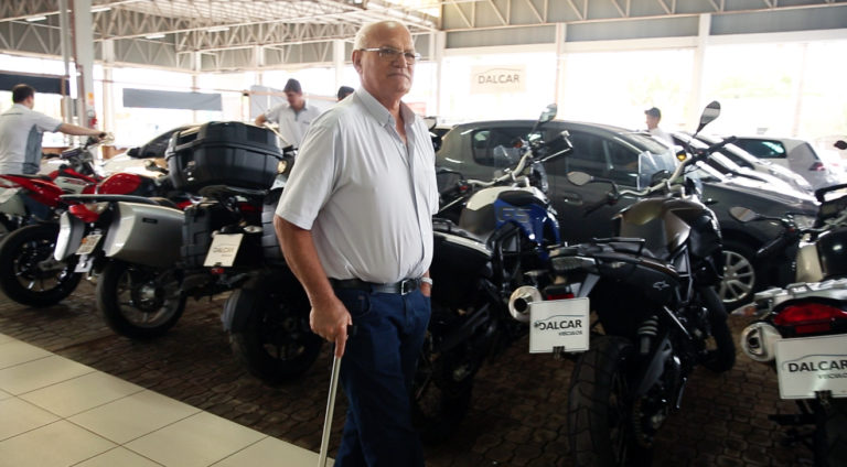 Geraldino Dal’Mazo in his son’s Sinop car dealership. “Who got this region to prosper was President João Baptista Figueiredo,” declared Dal’Mazo. “He came in 1979 and saw our suffering.” Photo: Thais Borges