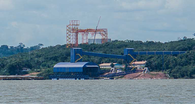 The Bunge commodities terminal in Miritituba on the Tapajós River. Tapajós basin fishermen have complained that the Miritituba port has polluted the river with soy, which has negatively impacted the fishery. Photo: Mauricio Torres