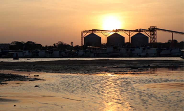 An Amazon grain terminal at night. International and Brazilian agribusiness interests are pushing hard to turn the Tapajós basin into an industrialized commodities corridor so it can handle future soy production coming out of Brazil’s interior. “It will be easy to increase [the state’s] soy production to 68 million tons by 2022, provided we are given [global] conditions in which we can compete,” Carlos Henrique Fávaro, vice-governor of Mato Grosso and a soy farmer, told Dinheiro Rural. Photo courtesy of Mayangdi Inzaulgarat