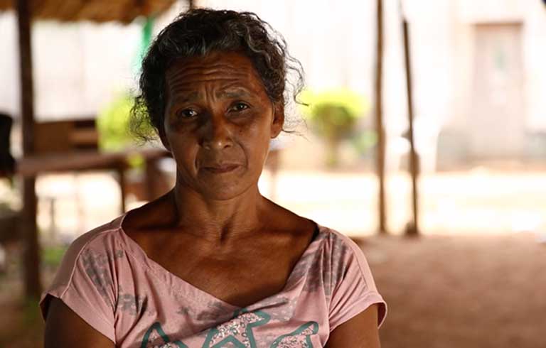 Dona Maria Alba Pinto de Souza: “All my life now is in the middle of soybeans, soy farmers.… They’ve tried three times to buy my plot but I don’t want to sell it.… If I sell my land, I‘ll have to live under a bridge.” Photo: Mayangdi Inzaulgarat