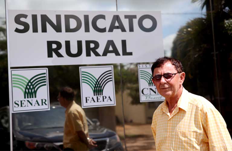 Agamenom da Silva Menezes in front of the trade union building in Novo Progresso. He has been working hard, partnering with the agribusiness lobby, to guarantee “a more positive atmosphere” in Brasilia. In December 2016, President Temer approved interim measures to dismember Flona Jamanxim, reclassifying and reducing protections for 305,000 hectares, allowing land thieves to keep the land they have illegally seized. Photo: Thais Borges