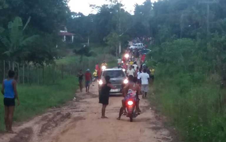A cell phone photo taken just before the attack on the Gamela camp, showing a police car and group of ranchers. Photo courtesy of Cimi