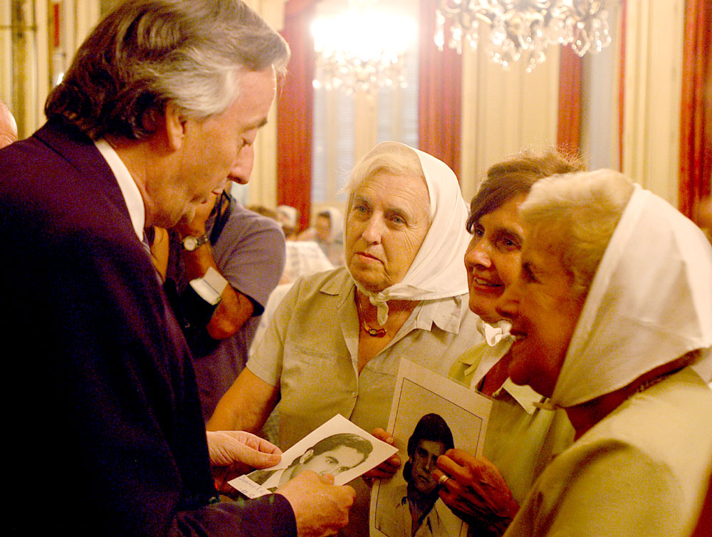 Mothers with President Nestor Kirchner