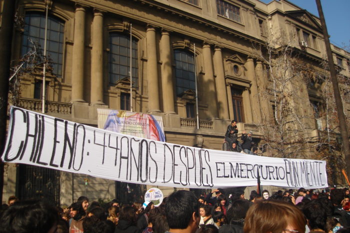 ‘People of Chile: 44 years on and El Mercurio is still lying!’ – banner hung across the front of the Universidad Católica in Chile, during the 2011 education protests, where students caused scandal in 1967 by hanging a banner accusing Chile’s august broadsheet of lying. © De Warko – Trabajo propio, 2011 CC BY-SA 3.0, Wikimedia