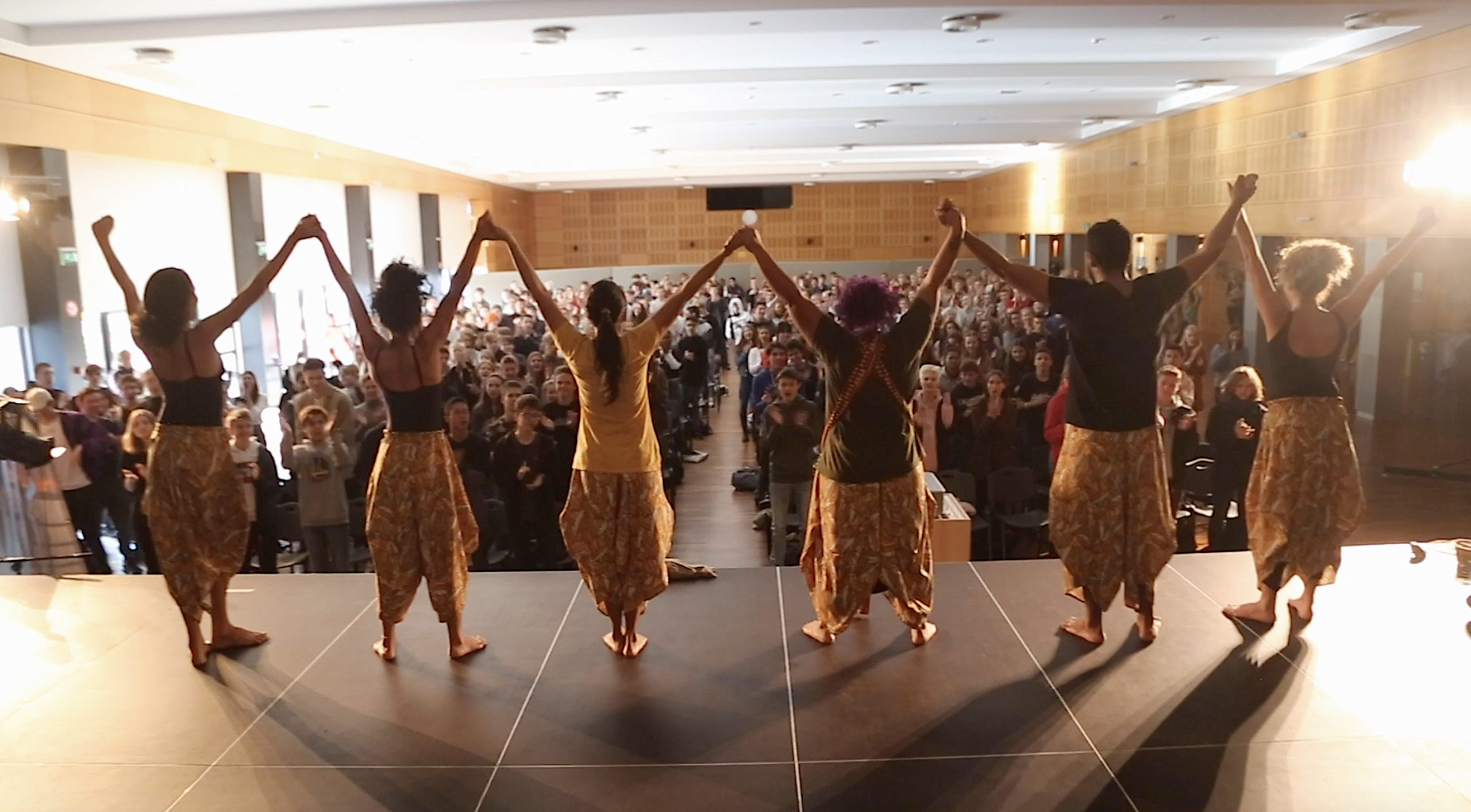 4 O Coletivo AfroRaiz recebe o reconhecimento por sua alerta sobre as consequências de exploração predatória na peça ‘Rio Voador’, por 800 alunos na Escola Européia em Bruxelas