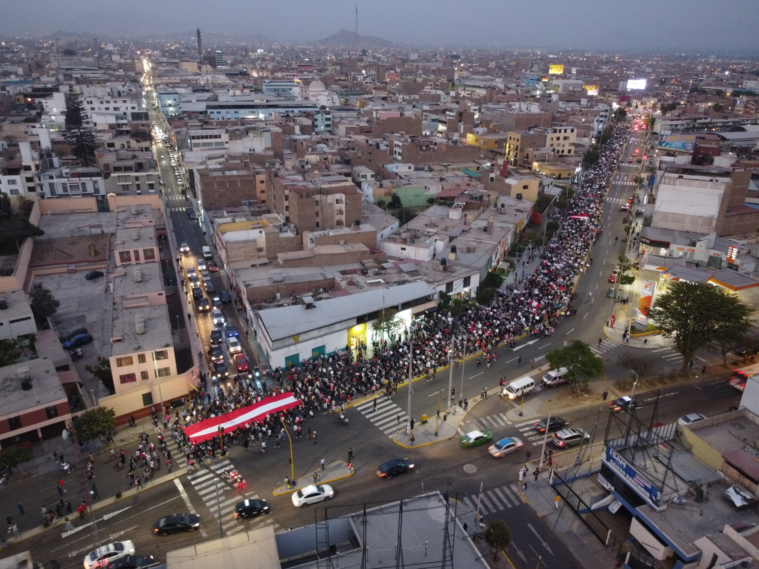 The people in Trujillo minutes after starting their march. The typical “protest route” last used by many women’s rights organizations on International Women’s Day leads to the main square. Photo: André Casana Rodríguez / @dre.mov