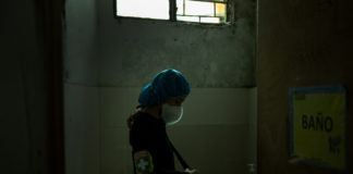 Enfermera se arregla para empezar su jornada en un improvisado baño Jahfrann