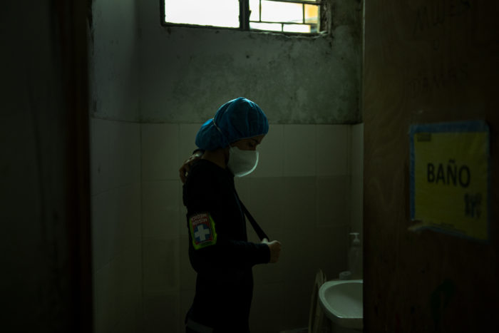 Enfermera se arregla para empezar su jornada en un improvisado baño Jahfrann