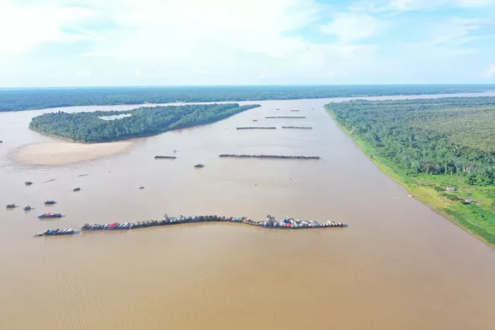 Barges on the Madeir River near Autazes Photo Silas Laurentino