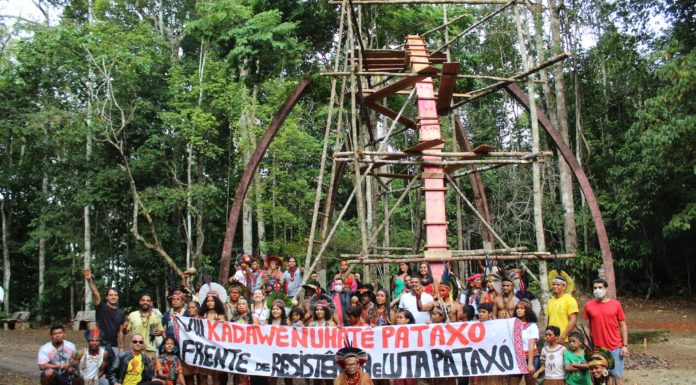Pataxó leaders erect monument for indigenous land rights