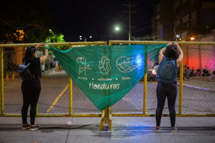 Feministas colocan un pañuelo verde afuera de la Corte Suprema de Justicia en una protesta a favor de la despenalización del aborto en Honduras. Foto: Martín Cálix / Contracorriente.