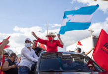Xiomara Castro, candidata a la presidencia del país por el Partido Libre, durante la caravana de cierre de su candidatura para las elecciones primarias de su partido en marzo de 2021. De resultar ganadora en las elecciones generales del 28 de noviembre, Xiomara Castro se convertiría en la primera mujer en ser presidenta. Tegucigalpa, 7 de marzo de 2021. Foto: Martín Cálix.