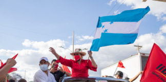 Xiomara Castro, candidata a la presidencia del país por el Partido Libre, durante la caravana de cierre de su candidatura para las elecciones primarias de su partido en marzo de 2021. De resultar ganadora en las elecciones generales del 28 de noviembre, Xiomara Castro se convertiría en la primera mujer en ser presidenta. Tegucigalpa, 7 de marzo de 2021. Foto: Martín Cálix.