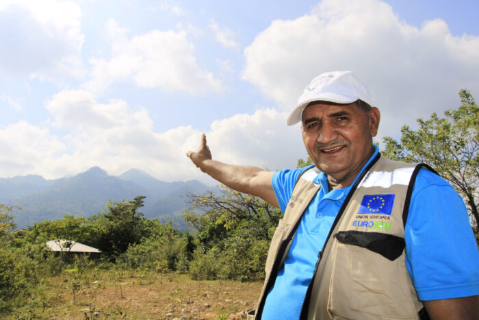 Pedro Pinto has 43 years of experience defending the forests and water of Ocotepeque. Last year he was hired as a technician by the ICF. Here, he appears with Güisayote in the background (ICF). Photo CC/Amílcar Izaguirre
