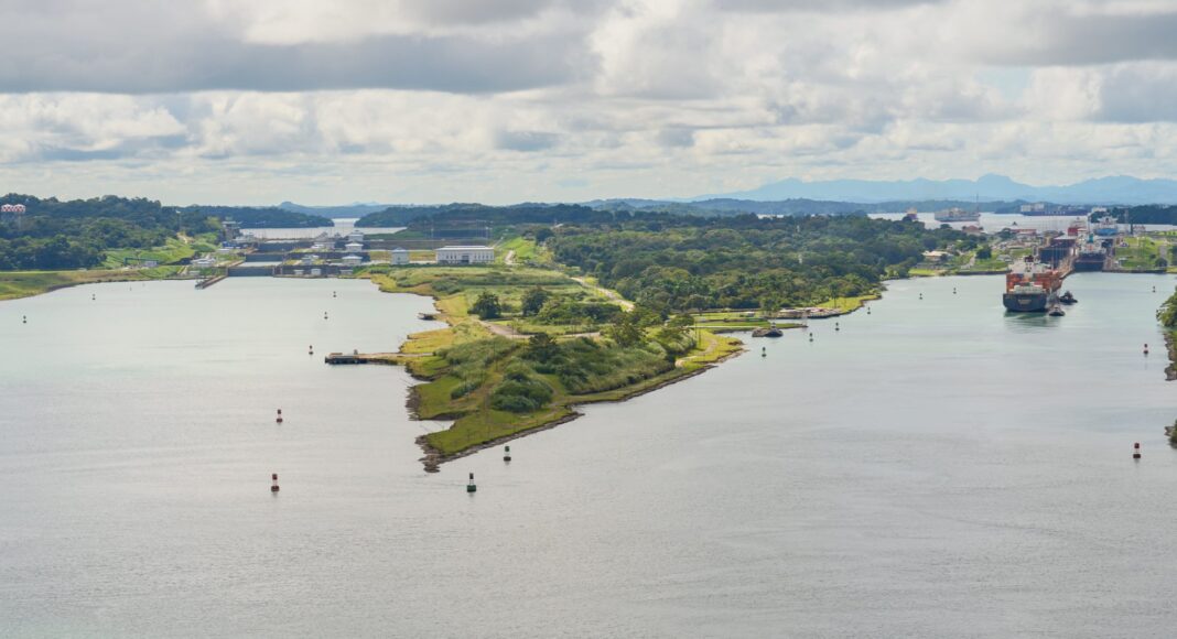 Panama canal by Pich Urdaneta
