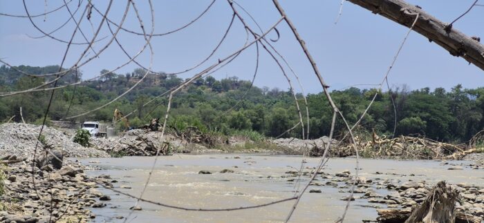Machinery dragging sand from the Río Grande in Oaxaca