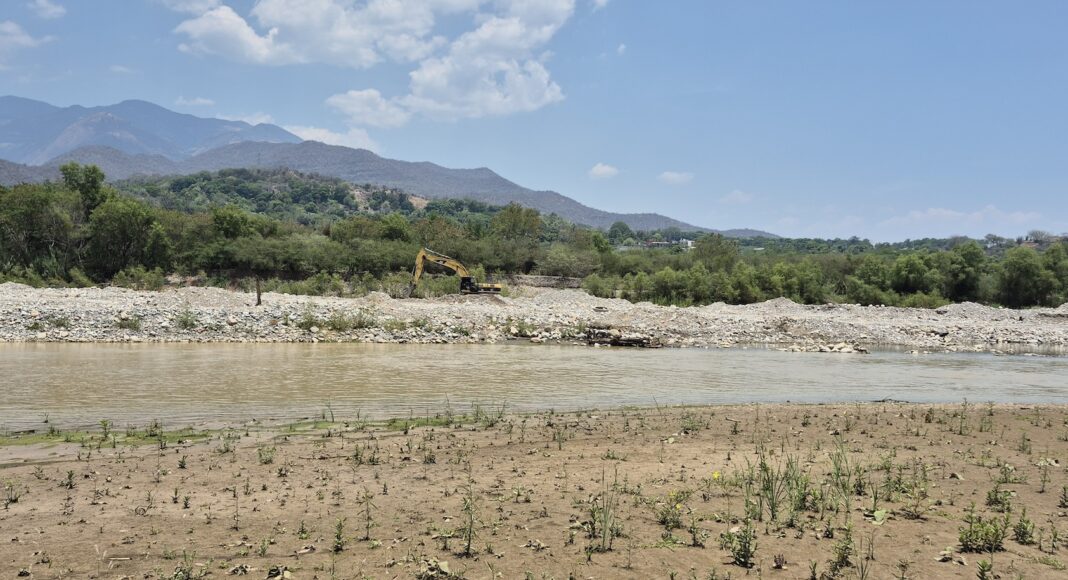 Maquinaria de extracción frente a San Pedro Chicozapote