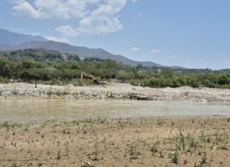 Maquinaria de extracción frente a San Pedro Chicozapote