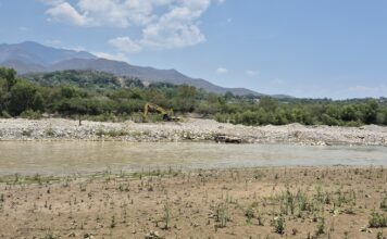 Maquinaria de extracción frente a San Pedro Chicozapote