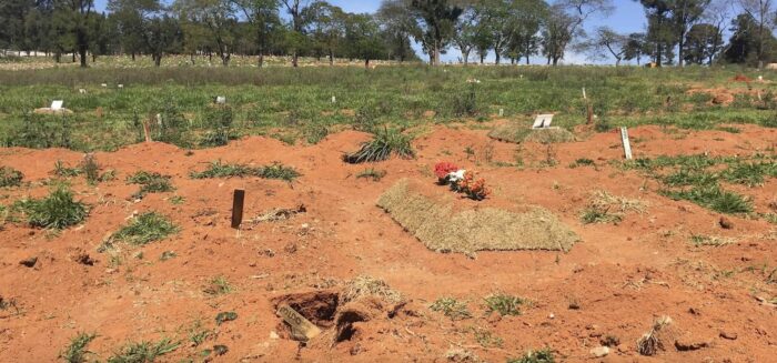 Public graves for the unclaimed at Dom Bosco cemetery in Perus, where some were later identified (Photo: Ali Rocha/Agência Pública)