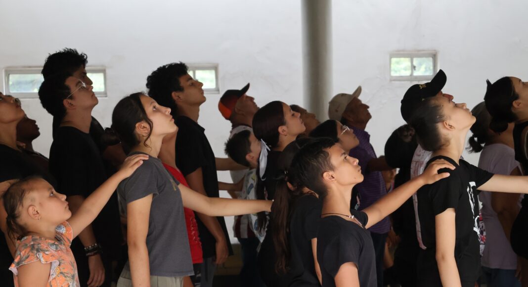 Compañía de Indias and the community of Armero-Guayabal rehearsing. Photo: John Boscawen 2025