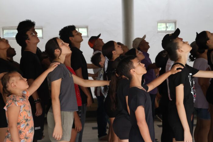 Compañía de Indias and the community of Armero-Guayabal rehearsing. Photo: John Boscawen 2025