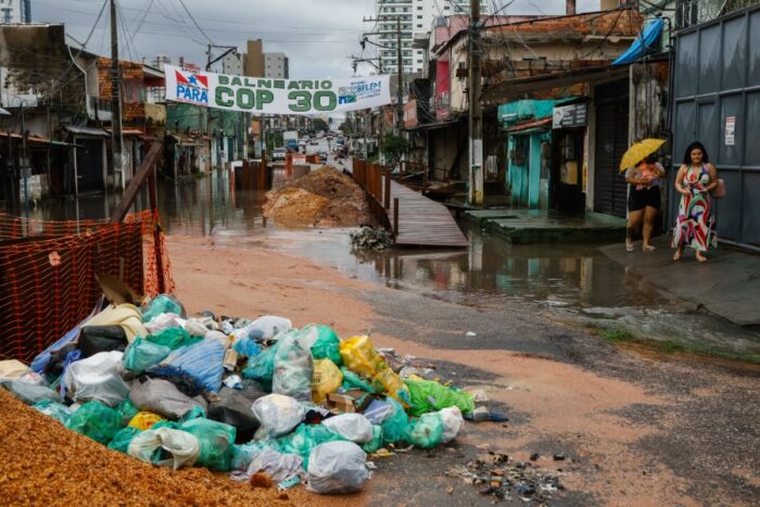 Flooding and rubbish accumulation in the Pedreira neighbourhood of Belém