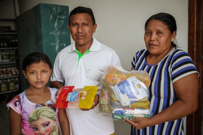 Warao family receiving school food support during the pandemic in Pará