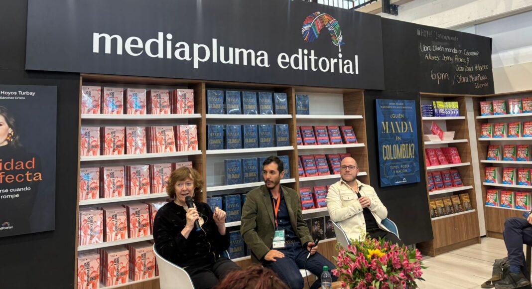Jenny Pearce and co-author Juan David Velasco Montoya introducing ¿Quién manda en Colombia? in Bogotá, 2026
