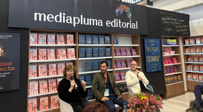 Jenny Pearce and co-author Juan David Velasco Montoya introducing ¿Quién manda en Colombia? in Bogotá, 2026